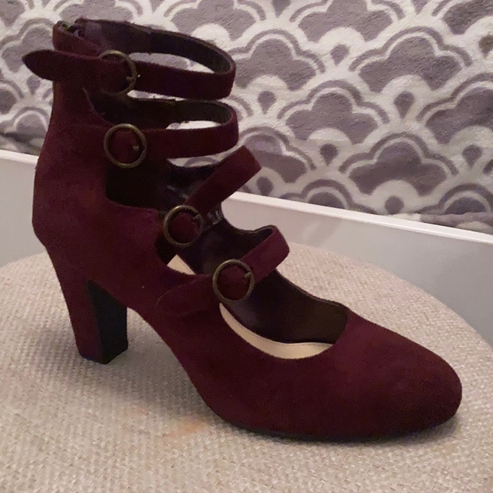 Heels - Picture 2 of 4